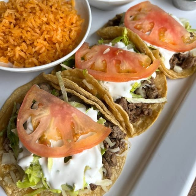 Tacos Tex-Mex, Rice, Beans and a Soft Drink (3 Tacos).